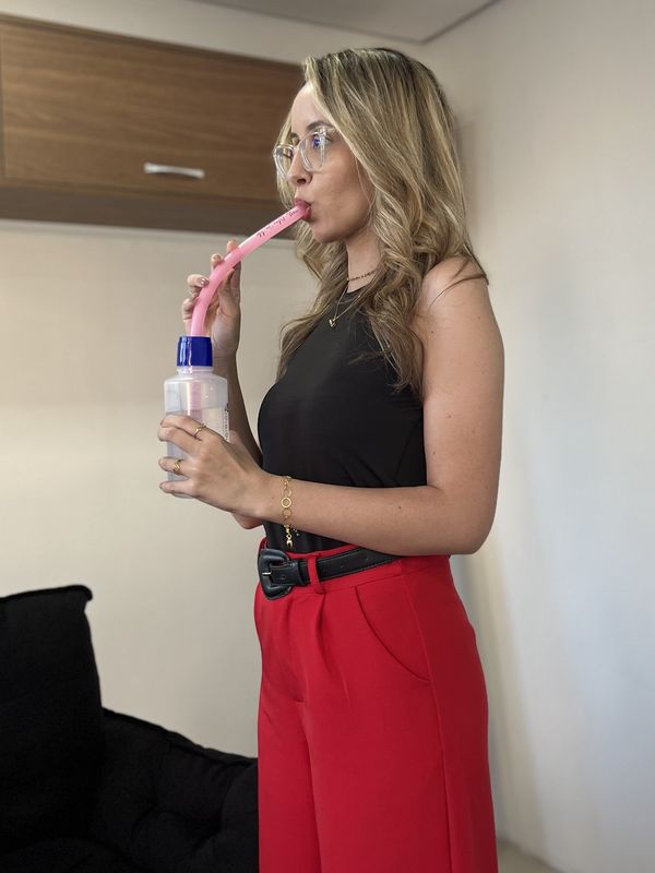 Exercício vocal com tubo em água