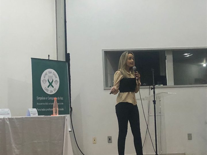 Dra. Sabrina Santos palestrando com microfone